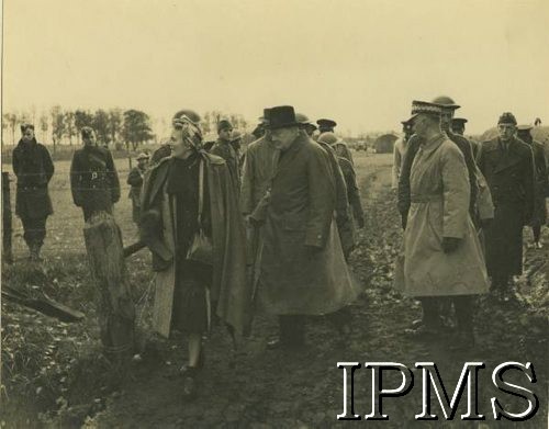 22.10.1940, Szkocja, Wielka Brytania.
Premier Wielkiej Brytanii Winston Churchill (w środku) i Naczelny Wódz Polskich Sił Zbrojnych gen. Władysław Sikorski (z prawej) wizytują 1. Brygadę Strzelców. Towarzyszą im m.in. żona W. Churchilla - Clementine oraz dowódca 1. Brygady Strzelców gen. Gustaw Paszkiewicz (za W. Sikorskim).
Fot. NN, Instytut Polski i Muzeum im. gen. Sikorskiego w Londynie [album 24 s. 28 - W. Sikorski i W. Churchill w Szkocji].