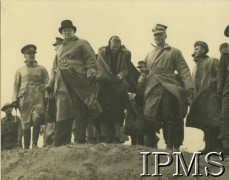 22.10.1940, Szkocja, Wielka Brytania.
Premier Wielkiej Brytanii Winston Churchill (w kapeluszu) i Naczelny Wódz Polskich Sił Zbrojnych gen. Władysław Sikorski (2. z prawej) wizytują 1. Brygadę Strzelców. Towarzyszą im m.in. żona W. Churchilla - Clementine i szef Sztabu Naczelnego Wodza płk Tadeusz Klimecki (1. z prawej, stoi profilem).
Fot. NN, Instytut Polski i Muzeum im. gen. Sikorskiego w Londynie [album 24 s. 28 - W. Sikorski i W. Churchill w Szkocji].