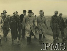 22.10.1940, Szkocja, Wielka Brytania.
Premier Wielkiej Brytanii Winston Churchill (2. z lewej) i Naczelny Wódz Polskich Sił Zbrojnych gen. Władysław Sikorski (3. z lewej) wizytują 1. Brygadę Strzelców. Towarzyszą im m.in. żona W. Churchilla - Clementine (1. z lewej), ambasador RP w Wielkiej Brytanii Edward Raczyński (idzie za W. Churchillem, w kapeluszu) i dowódca 1. Brygady Strzelców gen. Gustaw Paszkiewicz (2. z prawej).
Fot. NN, Instytut Polski i Muzeum im. gen. Sikorskiego w Londynie [album 24 s. 28 - W. Sikorski i W. Churchill w Szkocji].