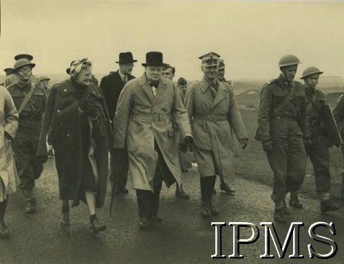 22.10.1940, Szkocja, Wielka Brytania.
Premier Wielkiej Brytanii Winston Churchill (2. z lewej) i Naczelny Wódz Polskich Sił Zbrojnych gen. Władysław Sikorski (3. z lewej) wizytują 1. Brygadę Strzelców. Towarzyszą im m.in. żona W. Churchilla - Clementine (1. z lewej), ambasador RP w Wielkiej Brytanii Edward Raczyński (idzie za W. Churchillem, w kapeluszu) i dowódca 1. Brygady Strzelców gen. Gustaw Paszkiewicz (2. z prawej).
Fot. NN, Instytut Polski i Muzeum im. gen. Sikorskiego w Londynie [album 24 s. 28 - W. Sikorski i W. Churchill w Szkocji].