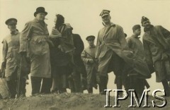 22.10.1940, Szkocja, Wielka Brytania.
Premier Wielkiej Brytanii Winston Churchill (2. z lewej) i Naczelny Wódz Polskich Sił Zbrojnych gen. Władysław Sikorski (3. z prawej) wizytują 1. Brygadę Strzelców. Towarzyszą im m.in. żona W. Churchilla - Clementine (obok męża) i szef Sztabu Naczelnego Wodza płk Tadeusz Klimecki (1. z prawej).
Fot. NN, Instytut Polski i Muzeum im. gen. Sikorskiego w Londynie [album 24 s. 28 - W. Sikorski i W. Churchill w Szkocji].