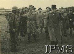 22.10.1940, Szkocja, Wielka Brytania.
Premier Wielkiej Brytanii Winston Churchill (na pierwszym planie) i Naczelny Wódz Polskich Sił Zbrojnych gen. Władysław Sikorski (zwrócony do żołnierzy) wizytują 1. Brygadę Strzelców. Towarzyszą im m.in. szef Sztabu Naczelnego Wodza płk Tadeusz Klimecki (po prawej za W. Churchillem) oraz gen. Marian Kukiel (z tyłu, pierwszy z prawej). 
Fot. NN, Instytut Polski i Muzeum im. gen. Sikorskiego w Londynie [album 24 s. 28 - W. Sikorski i W. Churchill w Szkocji].