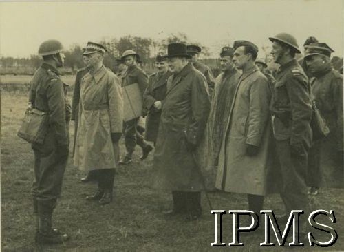 22.10.1940, Szkocja, Wielka Brytania.
Premier Wielkiej Brytanii Winston Churchill (na pierwszym planie w kapeluszu) i Naczelny Wódz Polskich Sił Zbrojnych gen. Władysław Sikorski (2. z lewej) wizytują 1. Brygadę Strzelców. Towarzyszą im m.in. szef Sztabu Naczelnego Wodza płk Tadeusz Klimecki (na prawo za W. Churchillem), gen. Marian Kukiel (na lewo za W. Churchillem) oraz dowódca 1. Brygady Strzelców gen. Gustaw Paszkiewicz (2. z prawej).
Fot. NN, Instytut Polski i Muzeum im. gen. Sikorskiego w Londynie [album 24 s. 28 - W. Sikorski i W. Churchill w Szkocji].