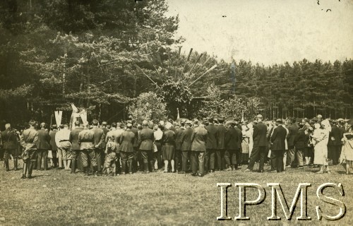 Czerwiec 1930, Wierszuba k. Wilna, Polska.
Uroczysta msza święta na błoniach miejscowości Wierszuba  inaugurująca koncentrację jednostek saperskich.  Wziął w niej udział 2. Batalion  Saperów Kaniowskich. Kazanie wygłosił biskup Władysław  Bandurski.
Fot. NN, Instytut Polski i Muzeum im. gen. Sikorskiego w Londynie [Album pamiątkowy za lata 1930-1939 2-ego Pułku Saperów Kaniowskich]