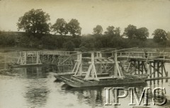 06.1930-10.08.1930, okolice Wilna, Polska.
Fragment mostu polowego z przepustem na rzece Wilji zbudowany w czasie koncentracji oddziałów saperskich w okolicach Wilna przez 2 Batalion Saperów Kaniowskich.
Fot. NN, Instytut Polski i Muzeum im. gen. Sikorskiego w Londynie [Album pamiątkowy za lata 1930-1939 2-ego Pułku Saperów Kaniowskich]