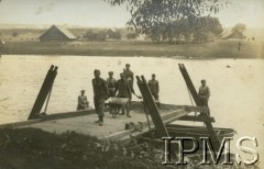 06.-10.08.1930, okolice Wilna, Polska.
Żołnierze z 2. Batalionu Saperów Kaniowskich wydobywają żwir z rzeki Wilii.
Fot. NN, Instytut Polski i Muzeum im. gen. Sikorskiego w Londynie [Album pamiątkowy za lata 1930-1939 2-ego Pułku Saperów Kaniowskich]