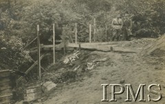 06.1930-10.08.1930, okolice Wilna, Polska.
Żołnierze z 2. Batalionu Saperów Kaniowskich uczestniczą w pracach przy budowie mostu. „Fragment zakładania rusztowań do prac żelbetonowych”.
Fot. NN, Instytut Polski i Muzeum im. gen. Sikorskiego w Londynie [Album pamiątkowy za lata 1930-1939 2-ego Pułku Saperów Kaniowskich]