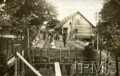 06.1930-10.08.1930, okolice Wilna, Polska.
Żołnierze z 2. Batalionu Saperów Kaniowskich uczestniczą w pracach przy budowie mostu. „Zbrojenie części górnej przepustu żel-betonowego”
Fot. NN, Instytut Polski i Muzeum im. gen. Sikorskiego w Londynie [Album pamiątkowy za lata 1930-1939 2-ego Pułku Saperów Kaniowskich]