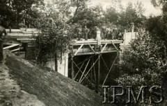 06.1930-10.08.1930, okolice Wilna, Polska.
Żołnierze z 2. Batalionu Saperów Kaniowskich uczestniczą w pracach przy budowie mostu. „Ogólny widok przepustu – wykańczanie nawierzchni”
Fot. NN, Instytut Polski i Muzeum im. gen. Sikorskiego w Londynie [Album pamiątkowy za lata 1930-1939 2-ego Pułku Saperów Kaniowskich]