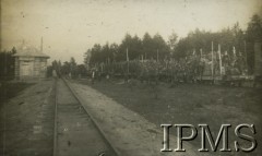 13.08.1930, Hancewicze, Polska.
4 Kompania 2 Batalionu Saperów Kaniowskich na stacji Hancewicze.  „Przeładunek transportu z koleji szeroko- na wąskotorową”.
Fot. NN, Instytut Polski i Muzeum im. gen. Sikorskiego w Londynie [Album pamiątkowy za lata 1930-1939 2-ego Pułku Saperów Kaniowskich]