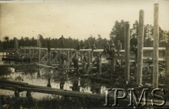16.08.1930-14.09.1930, Gawrylczyce, Polska.
4 Kompania 2. Batalionu Saperów Kaniowskich buduje most leżajowy na rzece Łań. „Prace przy zabijaniu pali pod przyczółki i podpory (montaż podpór, zakładanie zastrzałów)”.
Fot. NN, Instytut Polski i Muzeum im. gen. Sikorskiego w Londynie [Album pamiątkowy za lata 1930-1939 2-ego Pułku Saperów Kaniowskich]