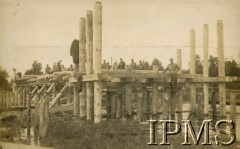16.08.1930-14.09.1930, Gawrylczyce, Polska.
4 Kompania 2. Batalionu Saperów Kaniowskich buduje most leżajowy na rzece Łań. „Ogólny widok mostu po zabiciu pali i założeniu kapturów”.
Fot. NN, Instytut Polski i Muzeum im. gen. Sikorskiego w Londynie [Album pamiątkowy za lata 1930-1939 2-ego Pułku Saperów Kaniowskich]