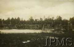 16.08.1930-14.09.1930, Gawrylczyce, Polska.
4 Kompania 2. Batalionu Saperów Kaniowskich buduje most leżajowy na rzece Łań. „Ogólny widok zabitych pali w poszczególnych podporach (zakładanie kapturów)”.
Fot. NN, Instytut Polski i Muzeum im. gen. Sikorskiego w Londynie [Album pamiątkowy za lata 1930-1939 2-ego Pułku Saperów Kaniowskich]