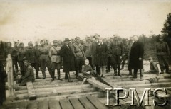 16.08.1930-14.09.1930, Gawrylczyce, Polska.
4 Kompania 2. Batalionu Saperów Kaniowskich buduje most leżajowy na rzece Łań. „Wizytacja miejsca budowy mostu przez władze miejscowe (podczas prac przy zakładaniu dolnej warstwy pomostu i słupków poręczowych)”. W wizytacji wziął udział wojewoda poleski Jan Krahelski (mężczyzna w kapeluszu, stoi za kobietą w chustce).
Fot. NN, Instytut Polski i Muzeum im. gen. Sikorskiego w Londynie [Album pamiątkowy za lata 1930-1939 2-ego Pułku Saperów Kaniowskich]