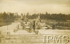 16.08.1930-14.09.1930, Gawrylczyce, Polska.
4 Kompania 2. Batalionu Saperów Kaniowskich buduje most leżajowy na rzece Łań. „Zakładanie belek podłużnych i poprzecznych”.
Fot. NN, Instytut Polski i Muzeum im. gen. Sikorskiego w Londynie [Album pamiątkowy za lata 1930-1939 2-ego Pułku Saperów Kaniowskich]