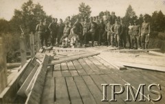 16.08.1930-14.09.1930, Gawrylczyce, Polska.
4 Kompania 2. Batalionu Saperów Kaniowskich buduje most leżajowy na rzece Łań. „Prace przy ukończeniu górnego pokładu i układaniu pomostu”.
Fot. NN, Instytut Polski i Muzeum im. gen. Sikorskiego w Londynie [Album pamiątkowy za lata 1930-1939 2-ego Pułku Saperów Kaniowskich]