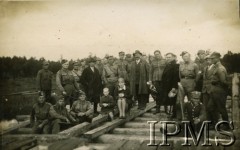 16.08.1930-14.09.1930, Gawrylczyce, Polska.
4 Kompania 2. Batalionu Saperów Kaniowskich buduje most leżajowy na rzece Łań. „Wizytacja miejsca budowy mostu przez władze miejscowe (podczas prac przy zakładaniu dolnej warstwy pomostu i słupków poręczowych)”. W wizytacji wziął udział wojewoda poleski Jan Krahelski (mężczyzna w kapeluszu, stoi na belce w środku).
Fot. NN, Instytut Polski i Muzeum im. gen. Sikorskiego w Londynie [Album pamiątkowy za lata 1930-1939 2-ego Pułku Saperów Kaniowskich]