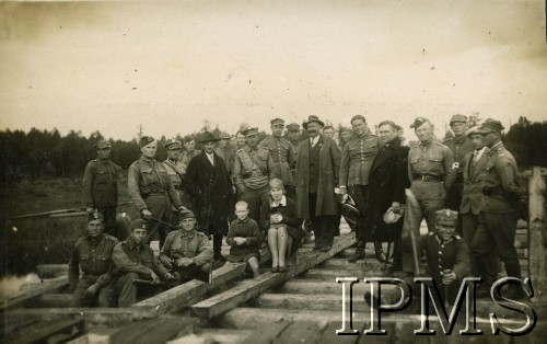 16.08.1930-14.09.1930, Gawrylczyce, Polska.
4 Kompania 2. Batalionu Saperów Kaniowskich buduje most leżajowy na rzece Łań. „Wizytacja miejsca budowy mostu przez władze miejscowe (podczas prac przy zakładaniu dolnej warstwy pomostu i słupków poręczowych)”. W wizytacji wziął udział wojewoda poleski Jan Krahelski (mężczyzna w kapeluszu, stoi na belce w środku).
Fot. NN, Instytut Polski i Muzeum im. gen. Sikorskiego w Londynie [Album pamiątkowy za lata 1930-1939 2-ego Pułku Saperów Kaniowskich]