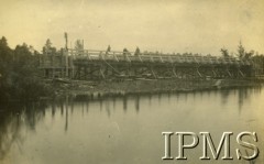 16.08.1930-14.09.1930, Gawrylczyce, Polska.
Most leżajowy na rzece Łań zbudowany przez 4. Kompanię 2. Batalionu Saperów Kaniowskich. „Widok ogólny na most przed poświęceniem”.
Fot. NN, Instytut Polski i Muzeum im. gen. Sikorskiego w Londynie [Album pamiątkowy za lata 1930-1939 2-ego Pułku Saperów Kaniowskich]
