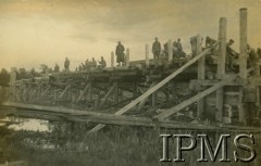 16.08.1930-14.09.1930, Gawrylczyce, Polska.
4 Kompania 2. Batalionu Saperów Kaniowskich buduje most leżajowy na rzece Łań. „Prace przy montażu górnej warstwy pomostu (zakładanie poręczy)”.
Fot. NN, Instytut Polski i Muzeum im. gen. Sikorskiego w Londynie [Album pamiątkowy za lata 1930-1939 2-ego Pułku Saperów Kaniowskich]