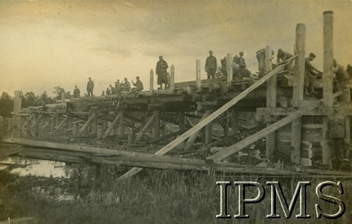 16.08.1930-14.09.1930, Gawrylczyce, Polska.
4 Kompania 2. Batalionu Saperów Kaniowskich buduje most leżajowy na rzece Łań. „Prace przy montażu górnej warstwy pomostu (zakładanie poręczy)”.
Fot. NN, Instytut Polski i Muzeum im. gen. Sikorskiego w Londynie [Album pamiątkowy za lata 1930-1939 2-ego Pułku Saperów Kaniowskich]