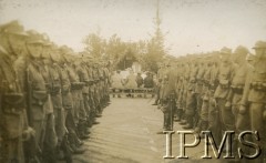 14.09.1930, Gawrylczyce, Polska.
Msza święta na moście leżajowym na rzece Łań wybudowanym przez 4 Kompanię 2. Batalionu Saperów Kaniowskich. 
Fot. NN, Instytut Polski i Muzeum im. gen. Sikorskiego w Londynie [Album pamiątkowy za lata 1930-1939 2-ego Pułku Saperów Kaniowskich]