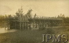 14.09.1930, Gawrylczyce, Polska.
Zbudowany przez 4 Kompanię 2. Batalionu Saperów  Kaniowskich most Kaniowczyków. „Roboty ziemne, dojazd do przyczółków wykonane będą przez ludność miejscową”.
Fot. NN, Instytut Polski i Muzeum im. gen. Sikorskiego w Londynie [Album pamiątkowy za lata 1930-1939 2-ego Pułku Saperów Kaniowskich]