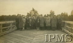 14.09.1930, Gawrylczyce, Polska.
Most zbudowany przez 4 Kompanię 2. Batalionu Saperów  Kaniowskich.„Otwarcie dla ruchu pieszego poświęconego przed chwilą mostu nazwanego Kaniowczyków, przez władze miejscowe (starostę) i władze wojskowe (straż graniczna)”. W uroczystości wziął udział wojewoda poleski Jan Krahelski (mężczyzna w kapeluszu, stoi między mężczyzną z laską i żołnierzem). 
Fot. NN, Instytut Polski i Muzeum im. gen. Sikorskiego w Londynie [Album pamiątkowy za lata 1930-1939 2-ego Pułku Saperów Kaniowskich]