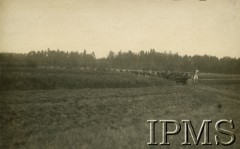 14-18.09.1930, Polesie, Polska.
Żołnierze z  4 Kompanii 2. Batalionu Saperów  Kaniowskich  w drodze do Ludwikowa. Wracają po ukończeniu budowy mostu na rzece Łań w miejscowości Gawrylczyce. Na czele kompanii porucznik  Janusz Stypułkowski.
Fot. NN, Instytut Polski i Muzeum im. gen. Sikorskiego w Londynie [Album pamiątkowy za lata 1930-1939 2-ego Pułku Saperów Kaniowskich]