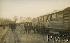 14-18.09.1930, Ludwikowo, Polska.
Żołnierze z  4. Kompanii 2. Batalionu Saperów  Kaniowskich  na stacji kolejowej Ludwikowo. Żegna ich dowódca 15 Batalionu Korpusu Ochrony Pogranicza 