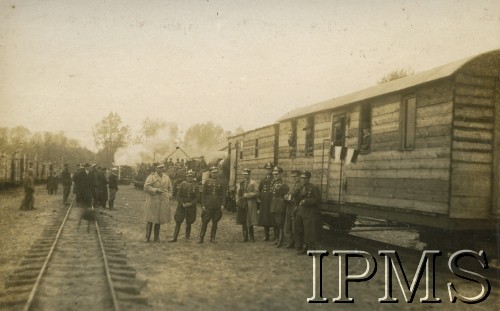 14-18.09.1930, Ludwikowo, Polska.
Żołnierze z  4. Kompanii 2. Batalionu Saperów  Kaniowskich  na stacji kolejowej Ludwikowo. Żegna ich dowódca 15 Batalionu Korpusu Ochrony Pogranicza 