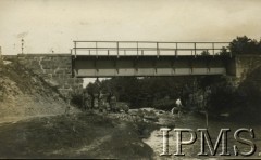 7.07.1931, okolice Puław, Polska.
Uzbrajanie przepustu kolejowego na rzece Kurówce.
Fot. NN, Instytut Polski i Muzeum im. gen. Sikorskiego w Londynie [Album pamiątkowy za lata 1930-1939 2-ego Pułku Saperów Kaniowskich]
