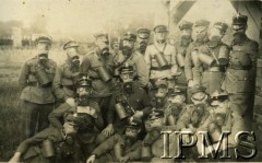 16.07.1931, prawdopodobnie okolice Puław, Polska.
Oficerowie i podchorążowie rezerwy 2. Batalionu Saperów Kaniowskich podczas ćwiczeń z obrony przeciwgazowej, które zostały zorganizowane w komorze gazowej.
Fot. NN, Instytut Polski i Muzeum im. gen. Sikorskiego w Londynie [Album pamiątkowy za lata 1930-1939 2-ego Pułku Saperów Kaniowskich]