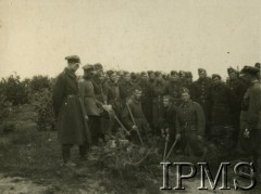 1931, prawdopodobnie okolice Puław, Polska.
Żołnierze z 2. Batalionu Saperów Kaniowskich biorą udział w ćwiczeniach z minerstwa.
Fot. NN, Instytut Polski i Muzeum im. gen. Sikorskiego w Londynie [Album pamiątkowy za lata 1930-1939 2-ego Pułku Saperów Kaniowskich]