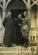 1933, prawdopodobnie okolice Puław, Polska.
„U znajomych księży na plebanii”.
Fot. NN, Instytut Polski i Muzeum im. gen. Sikorskiego w Londynie [Album pamiątkowy za lata 1930-1939 2-ego Pułku Saperów Kaniowskich]
