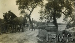 1933, okolice Dęblina, Polska.
„Podczas próby wytrzymałości wozów krajowych”.
Fot. NN, Instytut Polski i Muzeum im. gen. Sikorskiego w Londynie [Album pamiątkowy za lata 1930-1939 2-ego Pułku Saperów Kaniowskich]