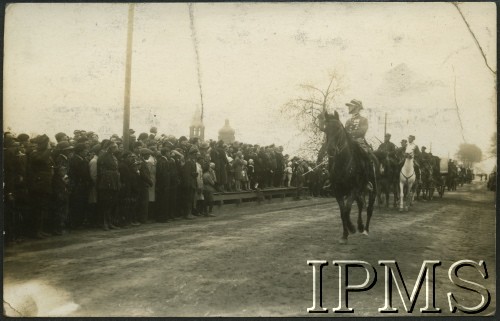 3.05.1933, Puławy, Polska.
Kolumna pontonowa 2. Batalionu Saperów Kaniowskich podczas defilady. W uroczystości wzięli udział dowódca Batalionu i starosta powiatu Puławy.
Fot. NN, Instytut Polski i Muzeum im. gen. Sikorskiego w Londynie [Album pamiątkowy za lata 1930-1939 2-ego Pułku Saperów Kaniowskich]