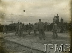 18.05.1934, Puławy, Polska.
Mecz siatkówki rozgrywany przez żołnierzy z kompani 2. Batalionu Saperów Kaniowskich.
Fot. NN, Instytut Polski i Muzeum im. gen. Sikorskiego w Londynie [Album pamiątkowy za lata 1930-1939 2-ego Pułku Saperów Kaniowskich]