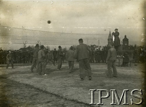 18.05.1934, Puławy, Polska.
Mecz siatkówki rozgrywany przez żołnierzy z kompani 2. Batalionu Saperów Kaniowskich.
Fot. NN, Instytut Polski i Muzeum im. gen. Sikorskiego w Londynie [Album pamiątkowy za lata 1930-1939 2-ego Pułku Saperów Kaniowskich]