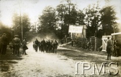 19.05.1934, okolice Puław, Polska.
„Zawody międzykompanijne w marszu bojowym (meta na placu fortyfikacyjnym)”.
Fot. NN, Instytut Polski i Muzeum im. gen. Sikorskiego w Londynie [Album pamiątkowy za lata 1930-1939 2-ego Pułku Saperów Kaniowskich]
