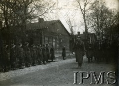 1934, Puławy, Polska.
Pożegnanie dowódcy 2. Brygady Saperów pułkownika Jana Skoryny. Defiluje pluton pionierów z porucznikiem Grzegrzółką na czele.
Fot. NN, Instytut Polski i Muzeum im. gen. Sikorskiego w Londynie [Album pamiątkowy za lata 1930-1939 2-ego Pułku Saperów Kaniowskich]