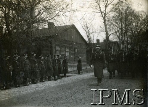 1934, Puławy, Polska.
Pożegnanie dowódcy 2. Brygady Saperów pułkownika Jana Skoryny. Defiluje pluton pionierów z porucznikiem Grzegrzółką na czele.
Fot. NN, Instytut Polski i Muzeum im. gen. Sikorskiego w Londynie [Album pamiątkowy za lata 1930-1939 2-ego Pułku Saperów Kaniowskich]