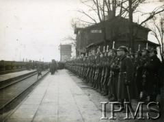 1934, Puławy, Polska.
Pożegnanie dowódcy 2. Brygady Saperów pułkownika Jana Skoryny na stacji kolejowej.
Fot. NN, Instytut Polski i Muzeum im. gen. Sikorskiego w Londynie [Album pamiątkowy za lata 1930-1939 2-ego Pułku Saperów Kaniowskich]