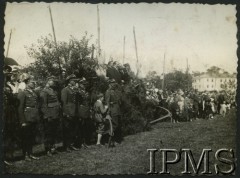 15.08.1934, Puławy, Polska.
Dowódca 2. Batalionu Saperów Kaniowskich podpułkownik Bolesław Siwiec i starosta przyjmują defiladę wojskową (i stowarzyszeń) przed kościołem garnizonowym.
Fot. NN, Instytut Polski i Muzeum im. gen. Sikorskiego w Londynie [Album pamiątkowy za lata 1930-1939 2-ego Pułku Saperów Kaniowskich]