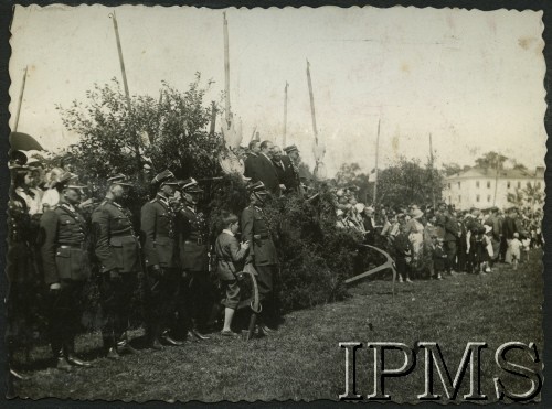 15.08.1934, Puławy, Polska.
Dowódca 2. Batalionu Saperów Kaniowskich podpułkownik Bolesław Siwiec i starosta przyjmują defiladę wojskową (i stowarzyszeń) przed kościołem garnizonowym.
Fot. NN, Instytut Polski i Muzeum im. gen. Sikorskiego w Londynie [Album pamiątkowy za lata 1930-1939 2-ego Pułku Saperów Kaniowskich]