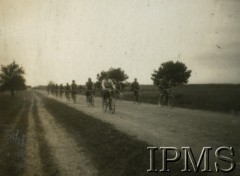 1932, Wołyń, Polska.
Żołnierze 2. Batalionu Saperów Kaniowskich biorą udział w manewrach. Patrol rowerzystów.
Fot. NN, Instytut Polski i Muzeum im. gen. Sikorskiego w Londynie [Album pamiątkowy za lata 1930-1939 2-ego Pułku Saperów Kaniowskich]