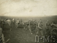 1932, Wołyń, Polska.
Żołnierze 2. Batalionu Saperów Kaniowskich biorą udział w manewrach. Oddziały karabinów maszynowych.
Fot. NN, Instytut Polski i Muzeum im. gen. Sikorskiego w Londynie [Album pamiątkowy za lata 1930-1939 2-ego Pułku Saperów Kaniowskich]
