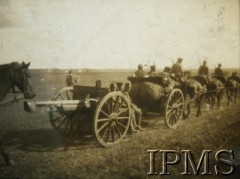 1932, Wołyń, Polska.
Żołnierze 2. Batalionu Saperów Kaniowskich biorą udział w manewrach. Artyleria polowa.
Fot. NN, Instytut Polski i Muzeum im. gen. Sikorskiego w Londynie [Album pamiątkowy za lata 1930-1939 2-ego Pułku Saperów Kaniowskich]