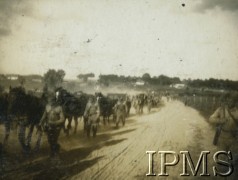 1932, Wołyń, Polska.
Żołnierze 2. Batalionu Saperów Kaniowskich biorą udział w manewrach. Artyleria polowa w marszu.
Fot. NN, Instytut Polski i Muzeum im. gen. Sikorskiego w Londynie [Album pamiątkowy za lata 1930-1939 2-ego Pułku Saperów Kaniowskich]