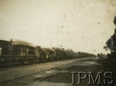 1932, Wołyń, Polska.
Żołnierze 2. Batalionu Saperów Kaniowskich biorą udział w manewrach. Kolumna pontonowa podczas transportu do stacji docelowej.
Fot. NN, Instytut Polski i Muzeum im. gen. Sikorskiego w Londynie [Album pamiątkowy za lata 1930-1939 2-ego Pułku Saperów Kaniowskich]